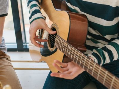 Guitar lessons: Beginner Level (9 - 16 Years Old)